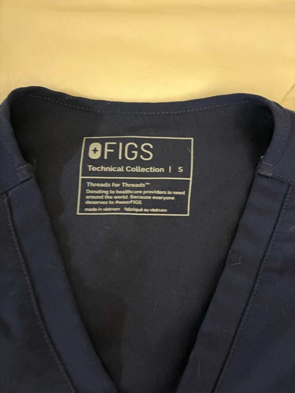 FIGS Women’s Navy Catarina One Pocket Scrub Top - Picture 2 of 2